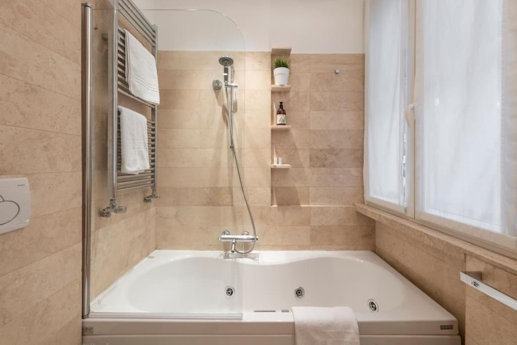 2 - Exclusive 2bedroom & 2bathroom * Rom